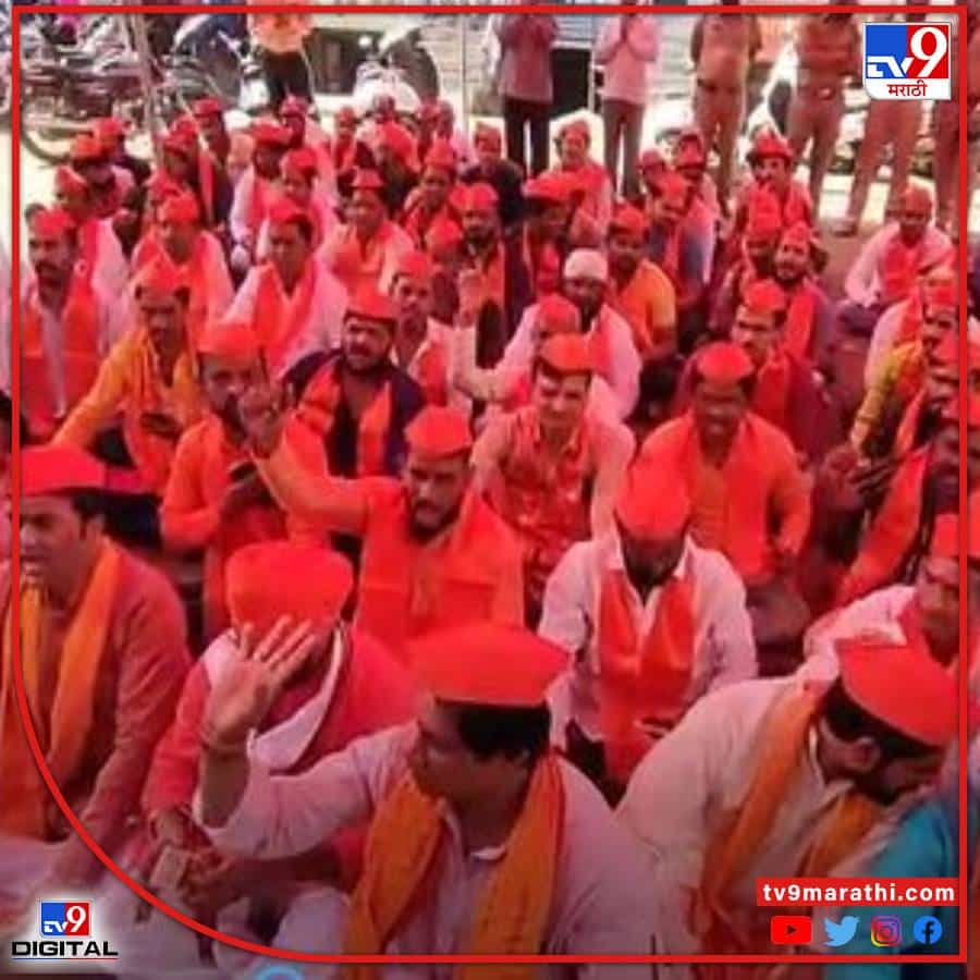 औरंगाबादः आज हनुमान जयंतीच्या पार्श्वभूमीवर औरंगाबाद महाराष्ट्र नवनिर्माण सेनेच्या वतीने हनुमान चालीसाचे सामुहिक वाचन करण्यात आले. शहरातील औरंगपुऱ्यातील दक्षिण मुखी हनुमान मंदिराजवळ मनसेने या कार्यक्रमाचं आयोजन केलं. या मंदिराजवळ मनेसेचे अनेक कार्यकर्ते सकाळीच जमले होते. त्यानंतर हनुमान मंदिरासमोर सर्वांनी बसून हनुमान चालीसाचे पठण केले.