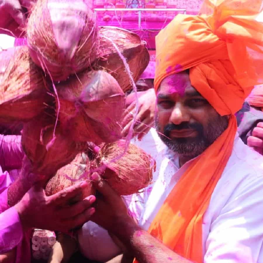 लाखो भाविकांचे श्रद्धास्थान असणाऱ्या कोल्हापुरातील श्री क्षेत्र वाडी रत्नागिरी/जोतिबा डोंगर येथील दख्खनचा राजा श्री जोतिबा देवाच्या चैत्र यात्रेनिमीत्त आज मानाच्या सासनकाठीचे पूजन करून मिरवणुकीला सुरवात झाली.