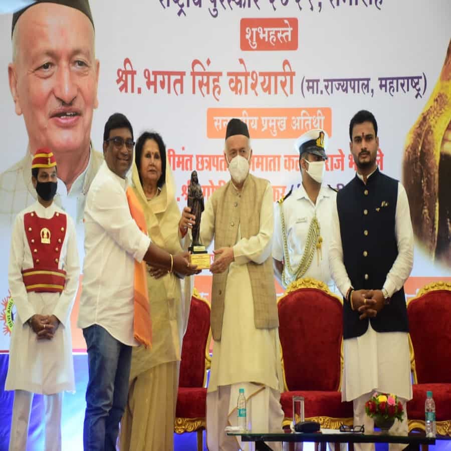 समाजाच्या अनेक क्षेत्रात आज नैतिक ह्रास होताना दिसत आहे. स्वार्थाचा विचार बळावत आहे. स्वतः पलीकडे जाऊन आपल्या परिसरासाठी, समाजासाठी व देशासाठी थोडे जरी काम केले तरीही समाज उन्नत होईल.