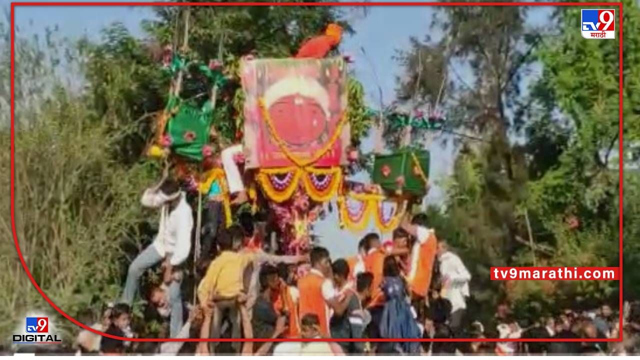 Video Buldana Renuka Devi | चिखलीच्या रेणुका देवीची यात्रा, मुलांना वगदीला लटकवण्याची अनोखी परंपरा
