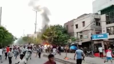 Hanuman Jayanti Delhi : हनुमान जयंतीच्या शोभायात्रेवेळी दिल्लीत मोठा राडा, अनेक गाड्यांची तोडफोड, पोलीसही जखमी