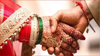 महागाईचा असाही निषेध; मित्राने नवरदेवाला लग्नात दिले चक्क लिंबाचे गिफ्ट