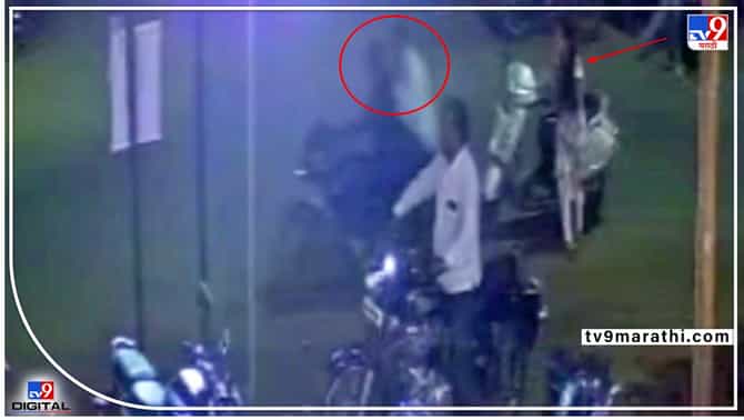 Pune crime : भर वस्तीतून तरुणीच्या हातातला मोबाइल हिसकावला; दुचाकीवरून चोरटे पसार, पाहा CCTV