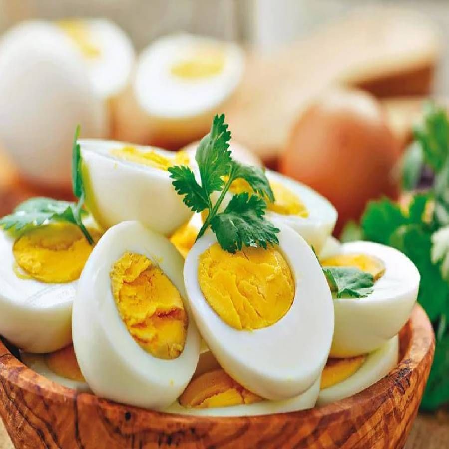 अंडी हा पोषणाचा स्रोत आहे. अंडी खाण्याचे आरोग्यदायी फायदेही आहेत. अंड्यांमध्ये प्रथिने आणि अमीनो ऍसिड असतात. अभ्यास सांगतात की अंडी हृदयविकाराचा धोका अजिबात वाढवत नाहीत. अंडी रक्तातील साखर नियंत्रित ठेवण्यास देखील मदत करतात. 