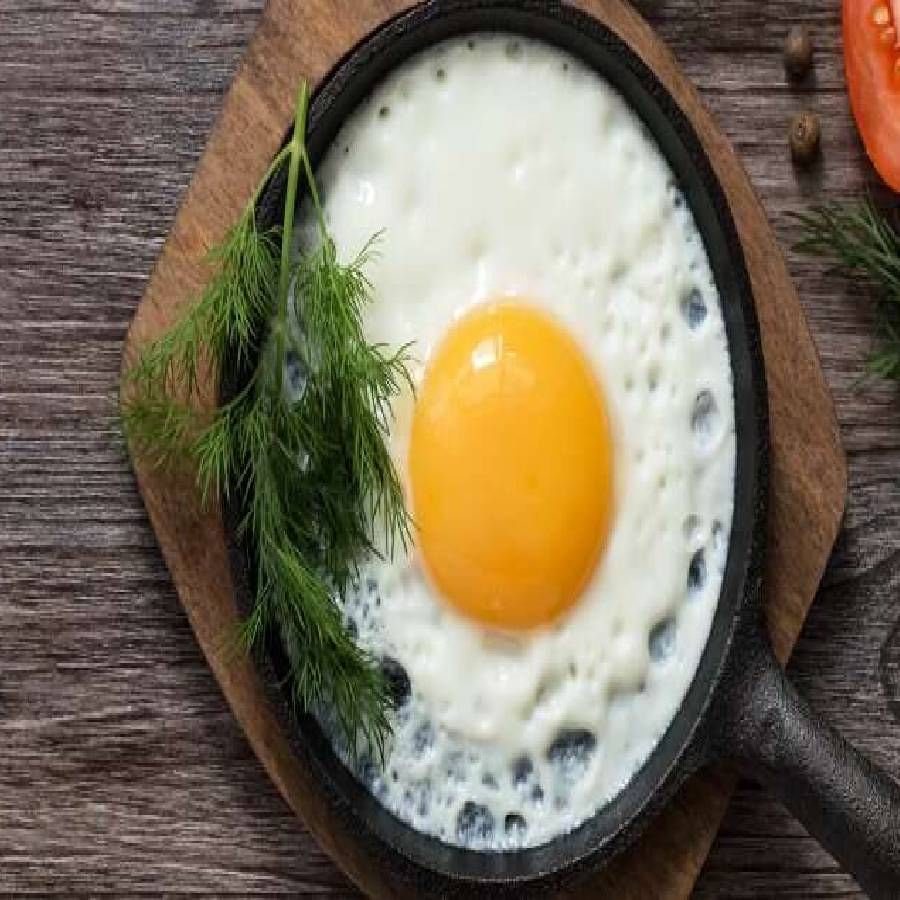 विशेष म्हणजे वजन कमी करण्यासाठीही अंडी फायदेशीर मानली जातात. उकडलेल्या अंड्यांमुळे वजन कमी होण्यासही मदत होते. वजन कमी करण्यासाठी आपण दररोज सकाळी तीन अंडी खाणे फायदेशीर आगे. मात्र, अंड्यातील पिवळा बलक काढा. 