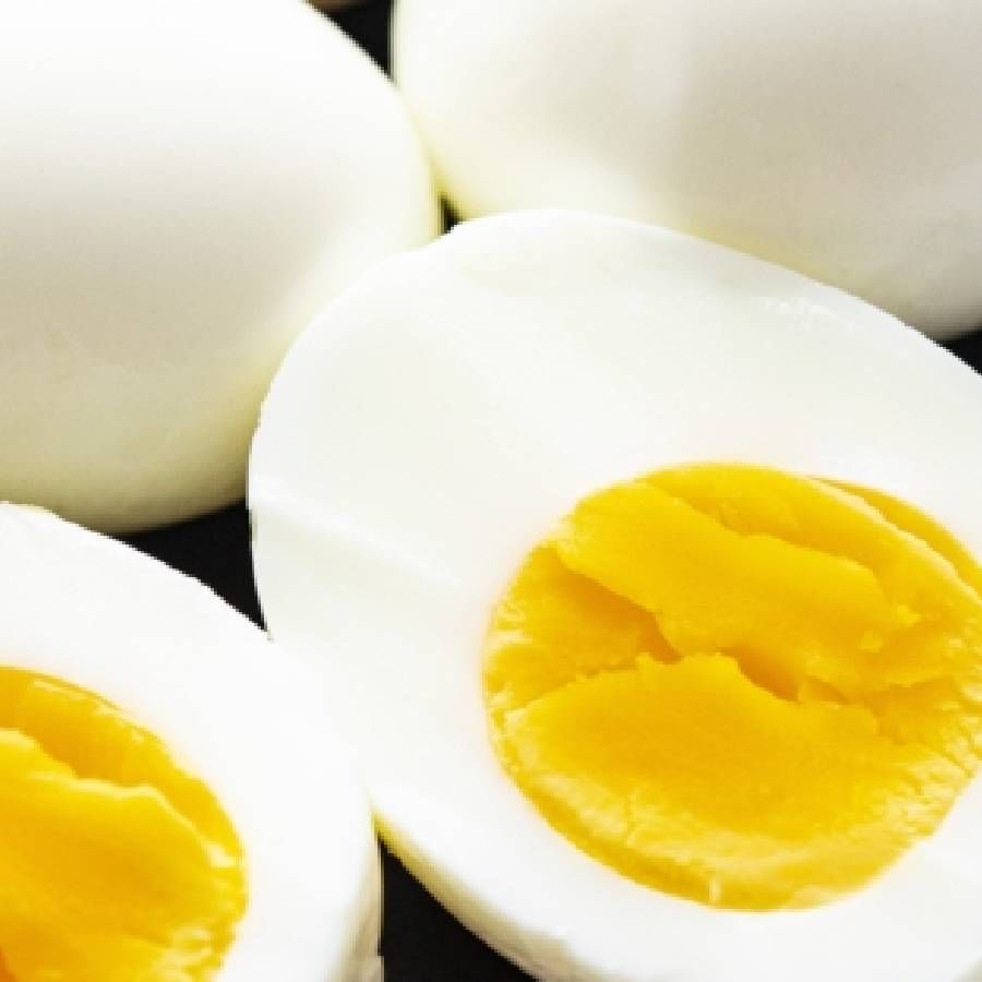 ज्यांना कोणाला कोलेस्ट्रॉलची समस्या आहे, अशांनी अंड्यातील पिवळ्या बलकचे सेवन करणे टाळले पाहिजे. बऱ्याच लोकांना अडी खाल्ल्यानंतर अंगाला खाज किंवा अॅलर्जी होते, अशांनी अंड्याचे सेवन करण्याच्या अगोदर डाॅक्टरांचा सल्ला नक्कीच घ्या. 