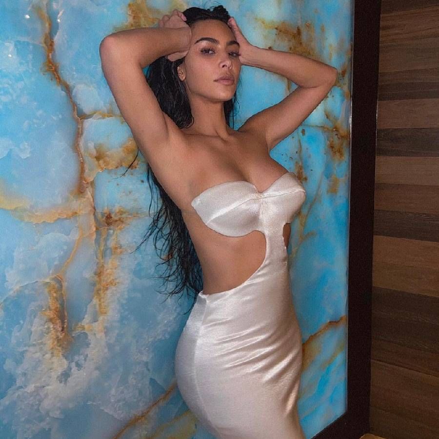 या फोटोंमध्ये किमने बॅकलेस रिव्हलिंग गाऊन घातलेला दिसत आहे. केस मोकळे सोडले आहेत. यासोबत तिने न्यूड मेकअप केला आहे. कॅप्शनमध्ये लिहिले की, लव्ह मी फॉर मी ओके?