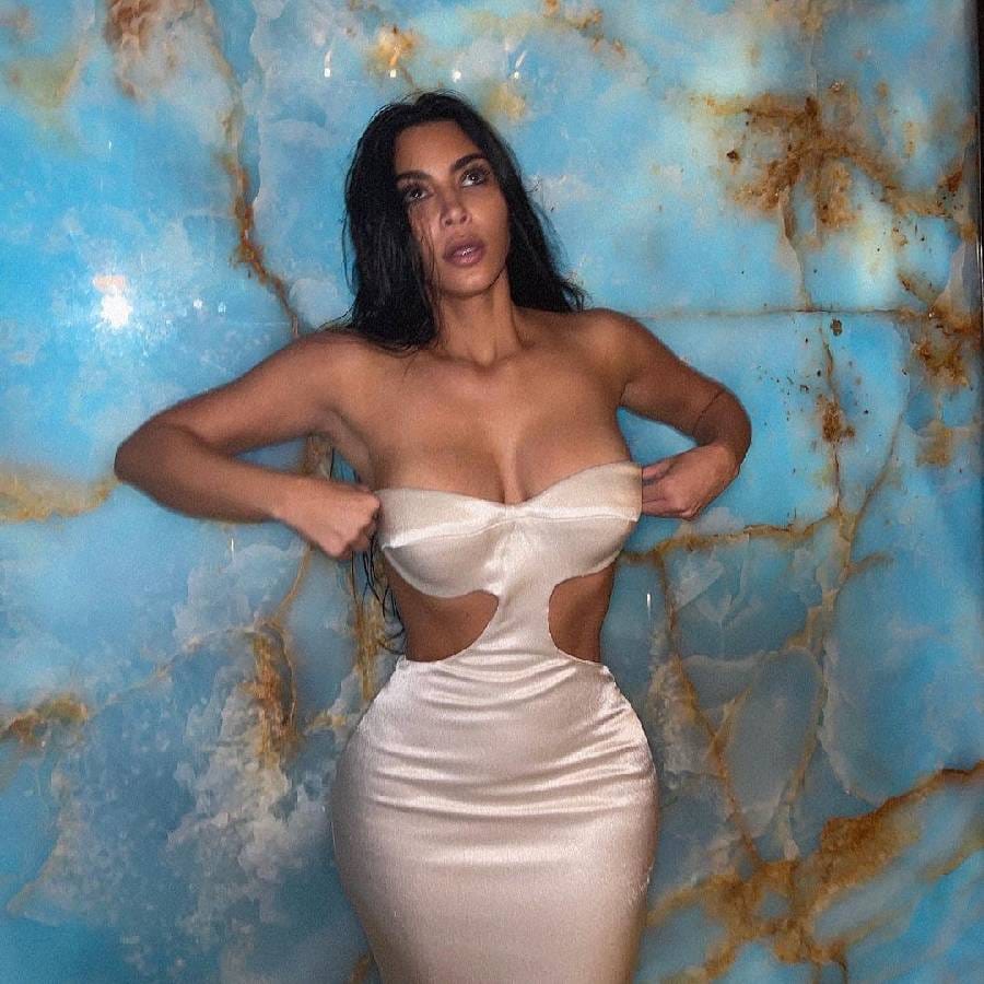 2007 मध्ये व्हिडीओ बनवण्यात आला होता. यामध्ये किम तिच्या माजी प्रियकर आर जे सोबत आक्षेपार्ह स्थितीत होती. किमचा मुलगा मोबाईल बघत असताना त्याला हा व्हिडीओ दिसून आला होता.