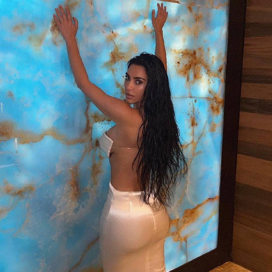 आपल्या स्टाईलिश व बोल्ड अंदाजासाठी अमेरिकन सेलिब्रेटी किम कार्दशियन प्रसिद्ध आहे.तिने एका मुलाखतीत तिच्या माजी प्रियकरासह तिचा आक्षेपार्ह व्हिडिओ आपल्या मुलाने पाहिला होता. त्यावेळी तिला याचे खूप दुःख झाले होते.आतून तुटल्यासारखे वाटत होते.