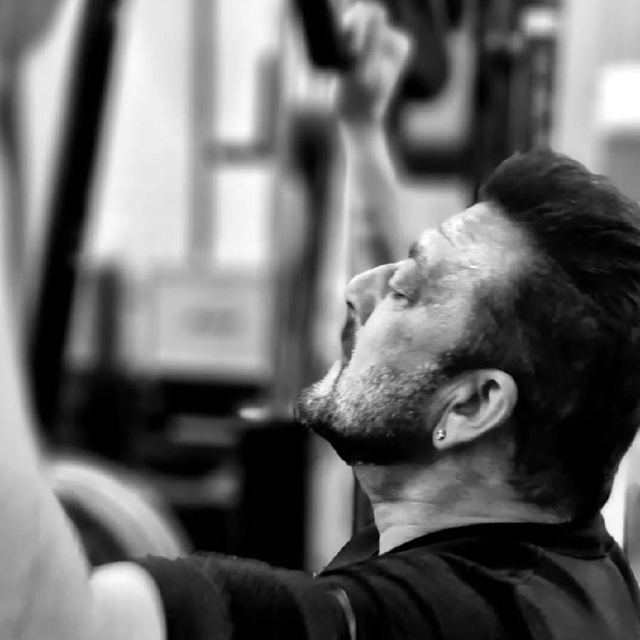 या आठवणी बाबत  बोलताना संजूबाबू म्हणतो की ,   काही आठवणी अशा असतात की त्या आयुष्यभर लक्षात राहतात.  आयुष्यात एक वेळ अशी आली की तो ट्रॅकमध्ये हरवला आणि मग त्याच ट्रॅकवर परत येण्यासाठी त्याला खूप मेहनत करावी लागली.  त्यांनी एका मुलाखतीदरम्यान या गोष्टींचा उल्लेख केला.
