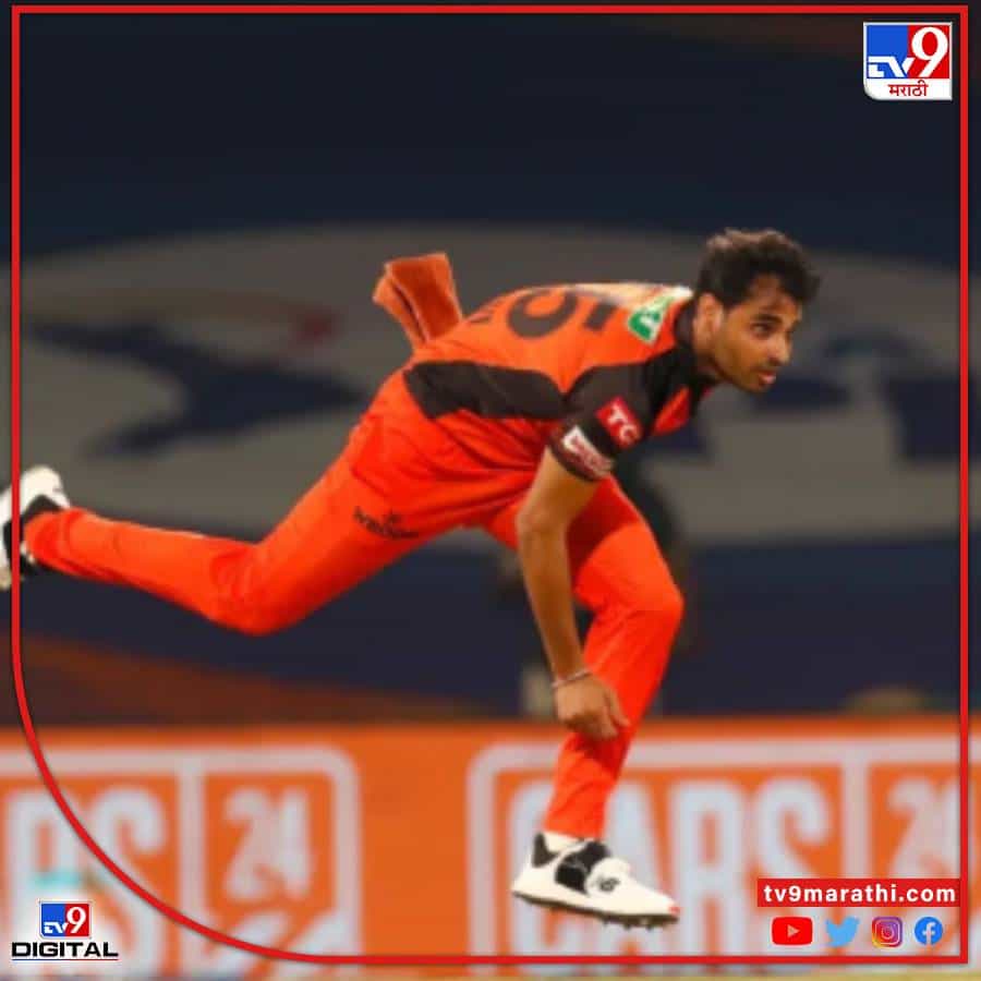 आयपीएलच्या सर्वात यशस्वी गोलंदाजांची यादी तयार केली तर त्यात भुवनेश्वर कुमारंच नाव पहिल्या क्रमांकावर असेल.भुवी त्याच्या लहरी चेंडूंनी अनेक फलंदाजांसाठी अडचणीचा ठरला आहे. हैदराबादसाठी तो सातत्याने विकेट घेत आहे. सुरुवातीच्या षटकांमध्ये जेव्हा त्याच्या हातात चेंडू असतो तेव्हा तो फलंदाजांना विकेटवर टिकून राहणे कठीण करतो. हैदराबाद संघ आज पंजाब किंग्स विरुद्ध सामना खेळत आहे. भुवीने आपल्या परिचित शैलीत संघाला सुरुवातीचे यश मिळवून दिले आणि यासह त्याने एक विक्रम आपल्या नावार केला आहे.