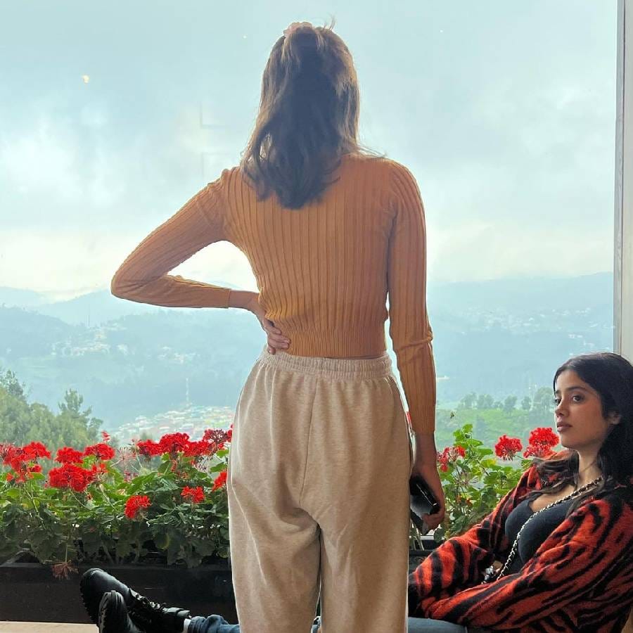 जान्हवी कपूरने तिच्या मित्र मैत्रिणीसोबतचे वीकेंड ट्रिपचे काही फोटो शेअर केले आहेत, ज्यामध्ये ती तिच्या मैत्रिणींसोबत एन्जॉय करताना दिसत आहे. जान्हवीने काही तासांपूर्वीचे फोटो शेअर केलेल्या या फोटोना 7 लाखांहून अधिक लाईक्स मिळाले आहेत.