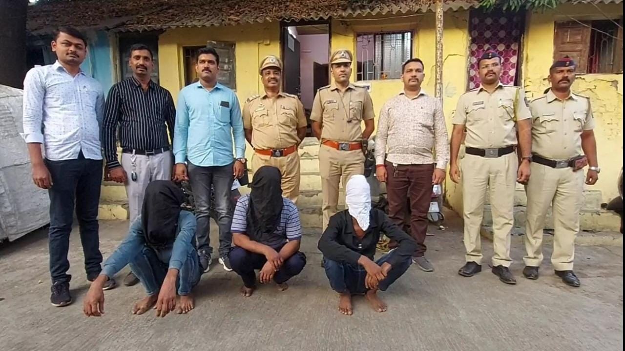 Ulhasnagar Crime : आक्षेपार्ह फोटो असल्याच्या संशयातून डॉक्टरने सुपारी देऊन नर्सचा मोबाईल चोरला Ulhasnagar Crime : आक्षेपार्ह फोटो असल्याच्या संशयातून डॉक्टरने सुपारी देऊन नर्सचा मोबाईल चोरला