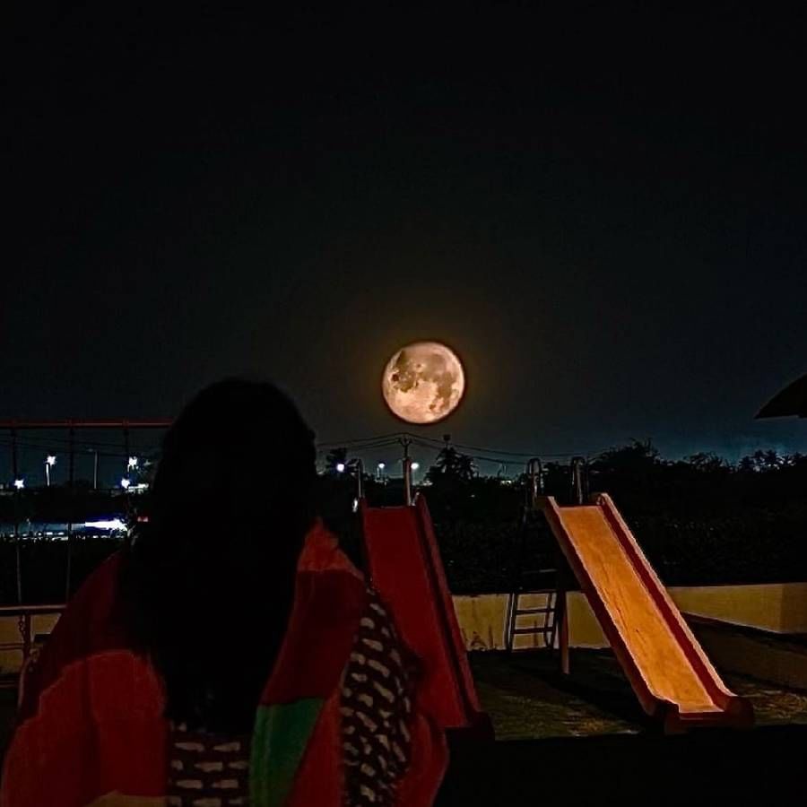  उगवणारा पूर्ण चंद्र ,शांत पौर्णिमा असे कॅप्टिव तिने या  फोटोना  दिले आहे.  तिच्या या फोटोवर चाहत्यांनी हार्टच्या इमोजी शेअर केल्या  आहेत. 
