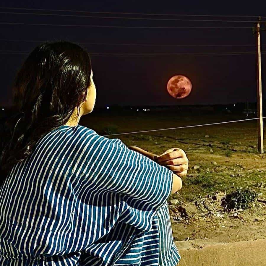 बॉलीवूड अभिनेत्री सारा अली-खान आपल्या स्टायलिंग अंदाज, फनी व्हिडिओ फोटो पोस्ट करत सोशल मीडियावर सक्रिय असलेली पाहायला मिळते. साराने नुकताच आपल्या इन्स्ट्राग्रामवर पौर्णिमेच्या चंद्राचे फोटो शेअर केले जातात.