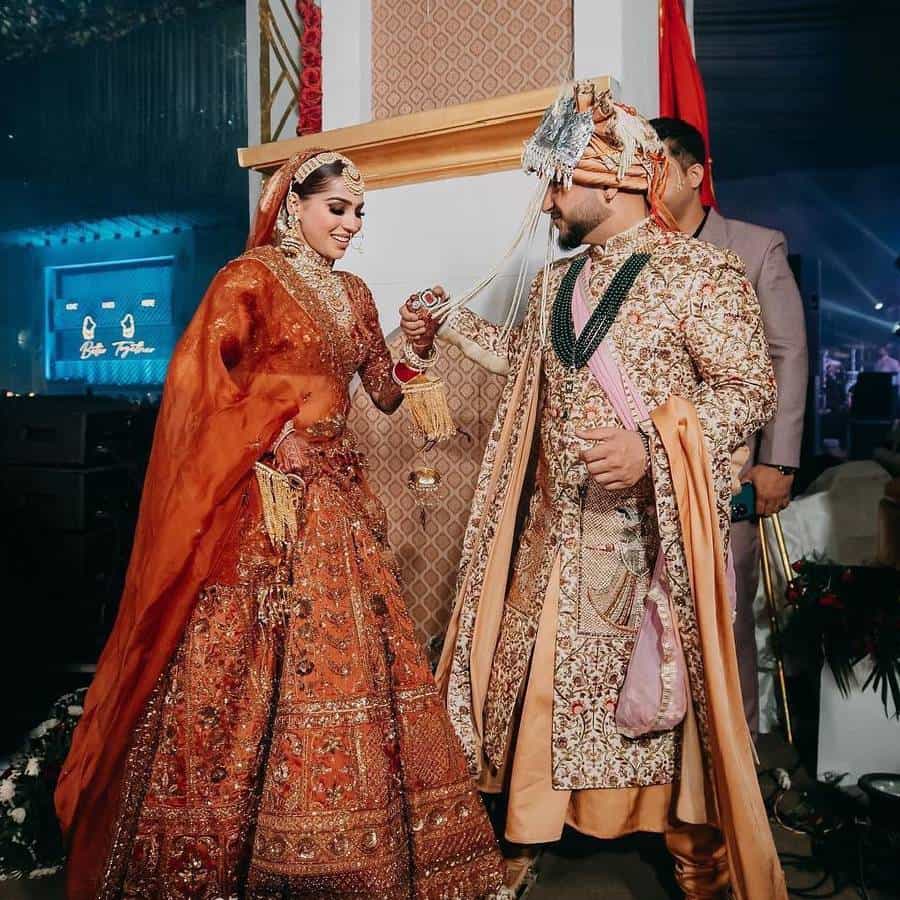 बिग बॉस फेम , गायक मिलिंद गाबा नुकताच गर्लफ्रेंड प्रिया बेनीवालसोबत लग्नबंधनात अडकला आहे. प्रिया आणि मिलिंद बऱ्याच दिवसांपासून एकमेकांना डेट करत होते. मागील काही दिवसांपासून हा लग्न समारंभ सुरू होता. या भव्य विवाहसोहळाचे अनेक फोटो सोशल मीडियावर व्हायरल झाले आहेत.