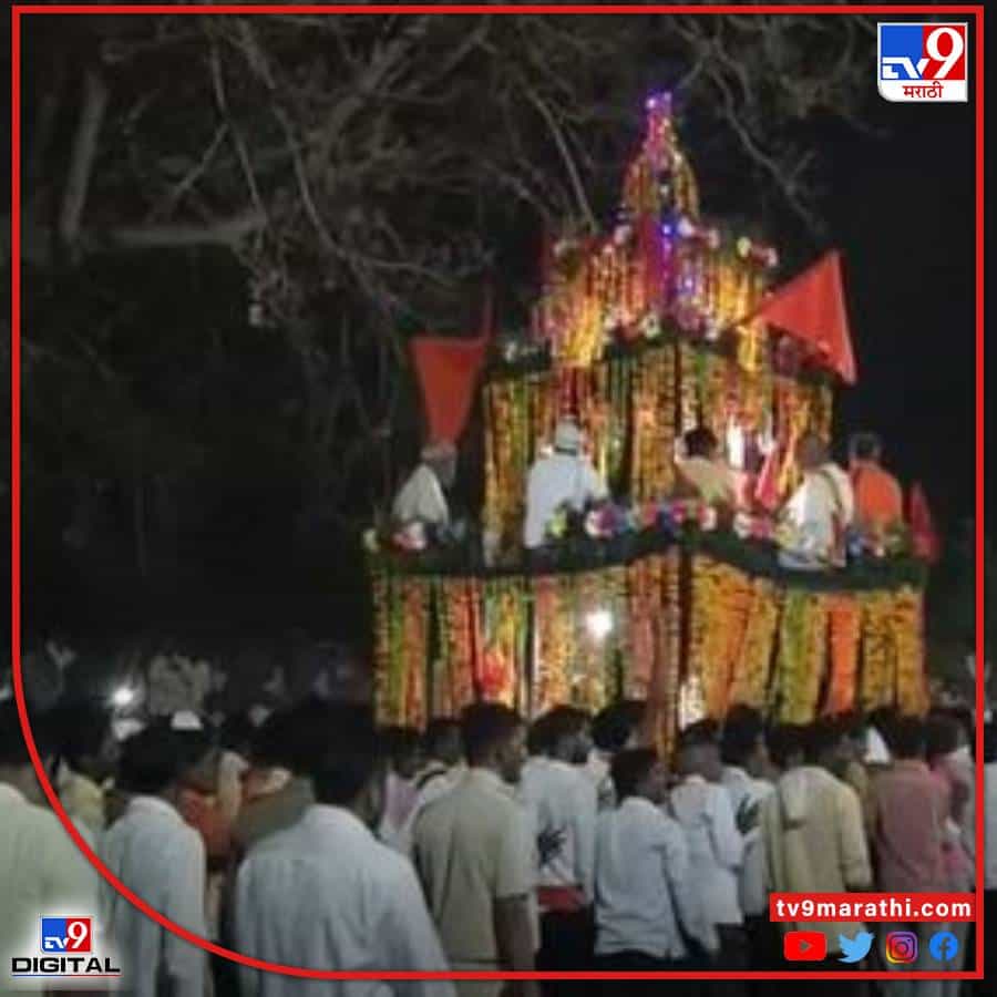 कुरुंदा येथील दुर्गामाता यात्रेनिमित्त रात्री 11 वाजता मोठ्या उत्साहात रथोत्स सोहळा साजरा झाला. याप्रसंगी भाविकांची लक्षणीय उपस्थिती होती. ढोलताळांच्या गजरात आतषबाजी करत दुर्गामातेच्या जयघोषाने रथ प्रदक्षिणा घालण्यात आली.