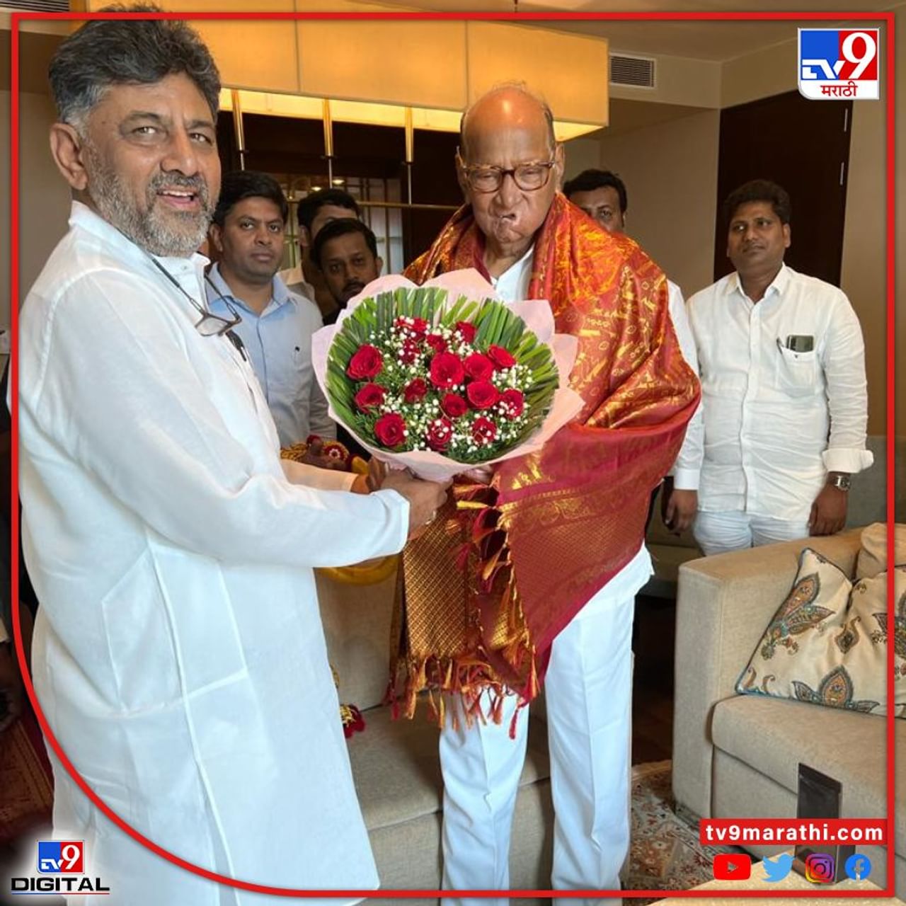 राष्ट्रवादीचे प्रमुख शरद पवार कर्नाटक राज्याच्या दौऱ्यावर आहेत त्यानिनित्त कर्नाटक प्रदेश काँग्रेसच अध्यक्ष डी. के. शिवकुमार यांनी त्यांचे स्वागत केले. 
