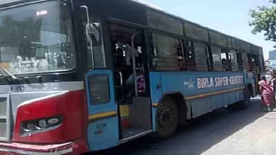 Pune accident : दुचाकीच्या धडकेनं रस्त्यावर पडलेल्या महिलेच्या अंगावरून गेलं पीएमपीचं चाक!