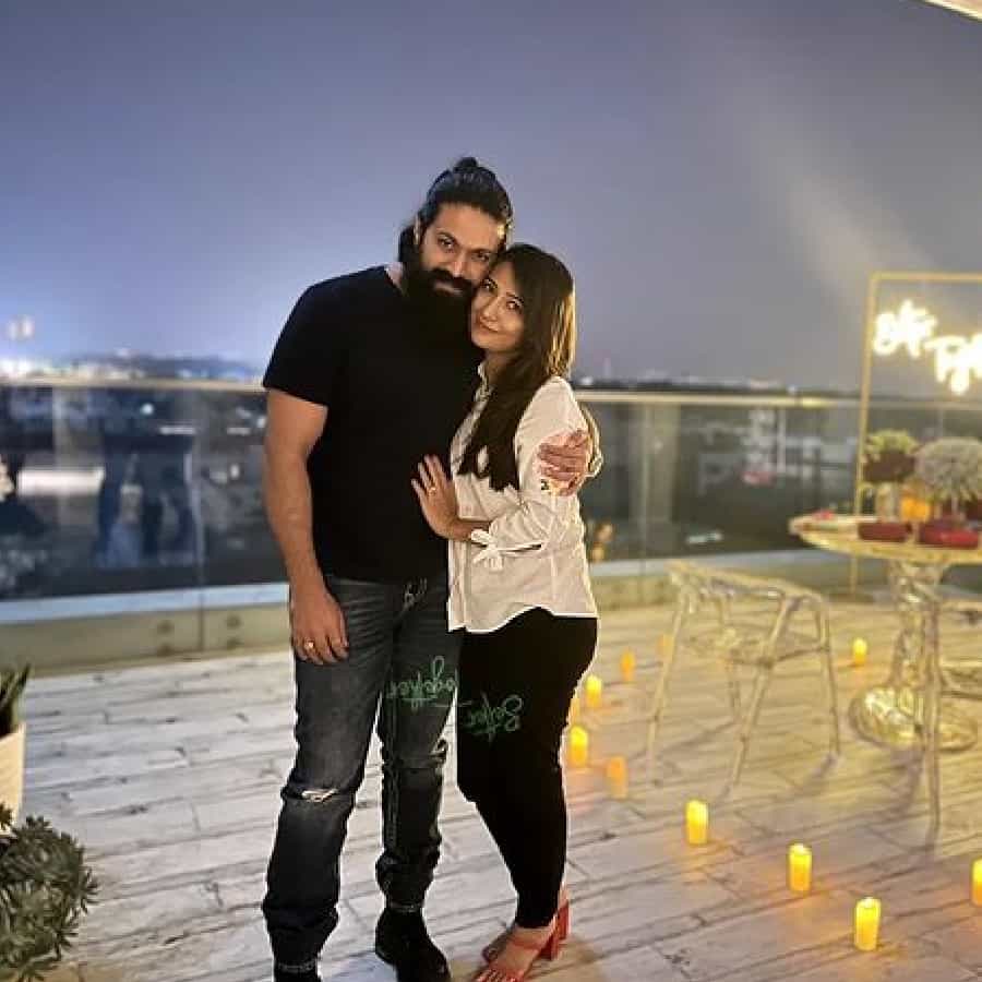'केजीएफ: चाप्टर 2'ने (KGF 2) बॉक्स ऑफिसवर अक्षरश: धुमाकूळ घातला आहे. अवघ्या तीन दिवसांत या चित्रपटाच्या हिंदी व्हर्जनने कमाईचा 100 कोटींचा टप्पा पार केला. आता या चित्रपटाची वाटचाल 200 कोटींकडे आहे. यशची मुख्य भूमिका असलेल्या या चित्रपटाची प्रेक्षकांमध्ये प्रचंड उत्सुकता होती. आता सिनेमागृहांमध्ये हा चित्रपट कमाल करत असताना अभिनेता यशने त्याच्या कुटुंबीयांना वेळ देण्याचं ठरवलं आहे.