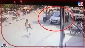 Kolhapur CCTV : खोट्या नोटा गाडीसमोर टाकल्या, आजोबांना बोलण्यात गुंतवलं! मग हळूच गाडीतून मोबाईल-बॅग लंपास