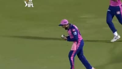 RR vs KKR IPL 2022: विकेट घेतल्यानंतर प्रसिद्ध कृष्णाचा संयम सुटला, एरॉन फिंचला मैदानावरच नडला, पहा VIDEO