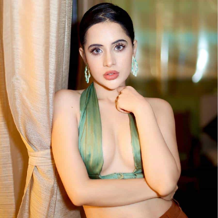 अभिनेत्री उर्फी जावेद आपल्या चित्र-विचित्र फॅशन व स्टाईल स्टेटमेंटमुळे कायम चर्चेत असते. कधी सेफ्टीपिन पासून ड्रेस, तर कधी साडी,हाय हिल्स घालून दोरीवरच्या उड्या मारताना दिसत असते. यानंतर उर्फी तिच्या नवीन लूकमुळे चर्चेत आली आहे.
