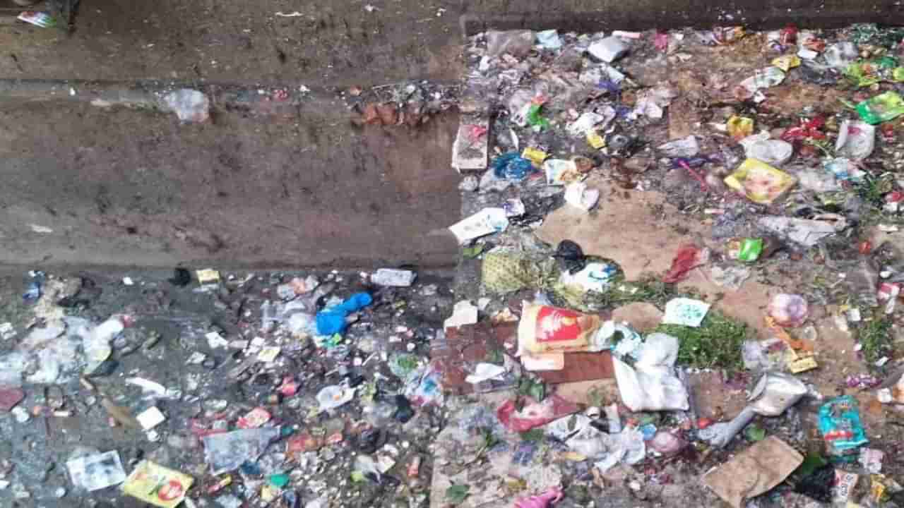 Pune garbage : राष्ट्रीय महामार्ग की कचरामार्ग? पुण्यातल्या या ठिकाणी साठणाऱ्या कचऱ्यामुळे वाहतुकीस होतोय अडथळा