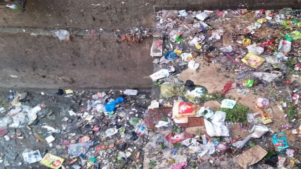 Pune garbage : राष्ट्रीय महामार्ग की 'कचरा'मार्ग? पुण्यातल्या 'या' ठिकाणी साठणाऱ्या कचऱ्यामुळे वाहतुकीस होतोय अडथळा
