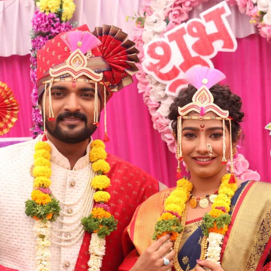 झी मराठी वाहिनीवरील देवमाणूस या मालिकेचं कथानक दिवसेंदिवस अत्यंत रंजक होतंय. या मालिकेने प्रेक्षकांना टीव्ही स्क्रीनवर खिळवून ठेवलं आहे. पहिल्या पर्वात अजितकुमारला लग्नाच्या मांडवातून दिव्या सिंगने खेचून पोलीस स्टेशनला नेलं. त्यामुळे डिंपल आणि अजितचं लग्न काही होऊ शकलं नाही.