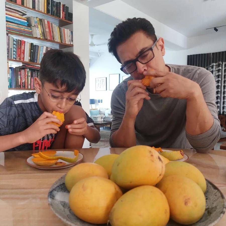 आमिर खानने आपला  मुलगा आझादसोबत आंबे खात असलेले फोटो  Aamir khan Production ने आपल्या इंस्टाग्राम अकाऊंटवर शेअर केले आहेत या. त्याने पोस्ट केलेले फोटो सोशल मीडियावर व्हायरल झाले आहेत.   