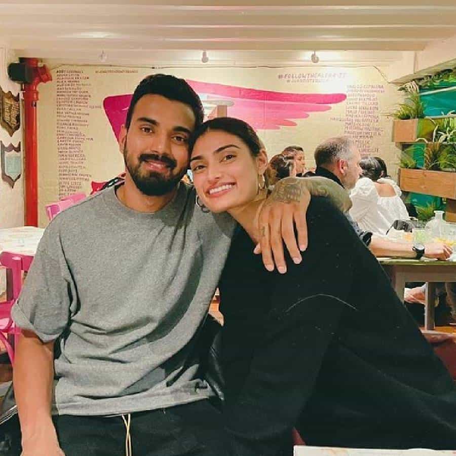 अभिनेता सुनील शेट्टीची मुलगी अथिया शेट्टी आणि क्रिकेटर केएल राहुल अनेकदा त्यांच्या प्रेमप्रकरणामुळे चर्चेत असतात. दोघेही गेल्या अनेक वर्षांपासून एकमेकांना डेट करत असल्याच्या बातम्या चर्चेत होत्या. मीडिया रिपोर्ट्सनुसार अथिया शेट्टी आणि केएल राहुल लवकरच लग्न करणार आहेत.