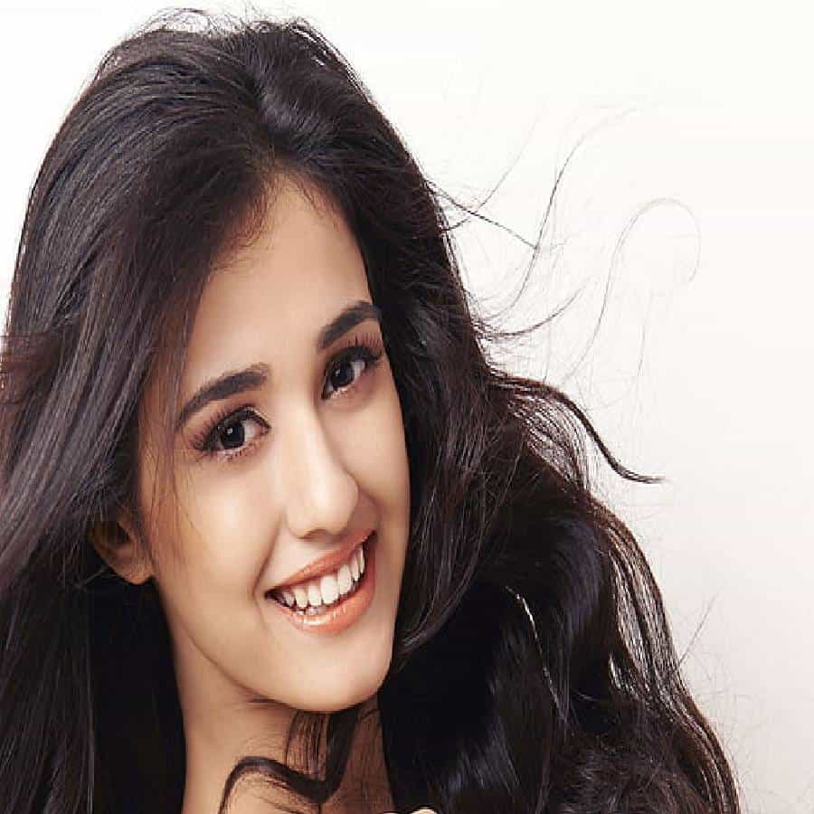 केसांना बेबी ऑइल लावण्याचा एक फायदा म्हणजे केसांना ओलावा मिळतो. हा ओलावा बराच काळ टिकून राहतो. असे म्हटले जाते की बेबी ऑइल प्रत्येक क्यूटिकल सील करून डोके मॉइश्चरायझ करते.