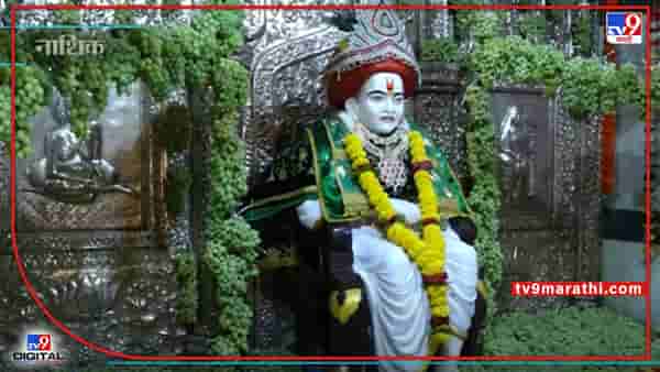 संत शिरोमणी देव मामलेदार महाराजांच्या मंदिराच्या गाभाऱ्यास 171 किलो द्राक्षांचा आरास