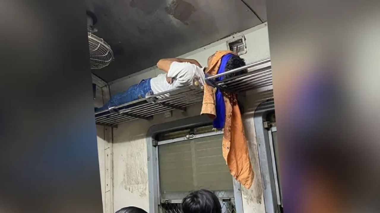 PHOTO | मुंबई लोकल ट्रेनमध्ये झोपलेल्या व्यक्तीचा फोटो सोशल मीडियावर तुफान व्हायरल, पाहा फोटो!