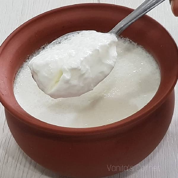 विशेषतः उन्हाळ्यात दही खाणे आरोग्यासाठी खूप चांगले मानले जाते. दही शरीराला थंड ठेवण्यास केवळ मदत करत नाही तर शरीराला अनेक फायदेही मिळतात. दही ही खाणे पोटासाठी खूप चांगले मानले जाते. कारण ते चांगले बॅक्टेरिया वाढवून पचन सुधारण्यास मदत करते.