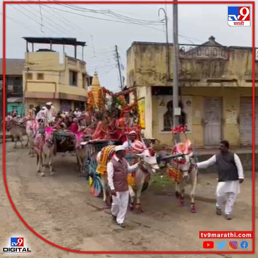 भोर तालुक्यातील उत्रौली गावात,सध्या एका लग्नाच्या वऱ्हाडाची चांगलीच चर्चा रंगली आहे. लग्न सोहळ्यासाठी कार्यालयात जाण्यासाठी सजवलेली कार किंवा इतर वाहनानी न जाता वधू थेट पारंपरिक पद्धतीने बैलगाडीतून वऱ्हाड घेऊन कार्यालयात पोहचली.