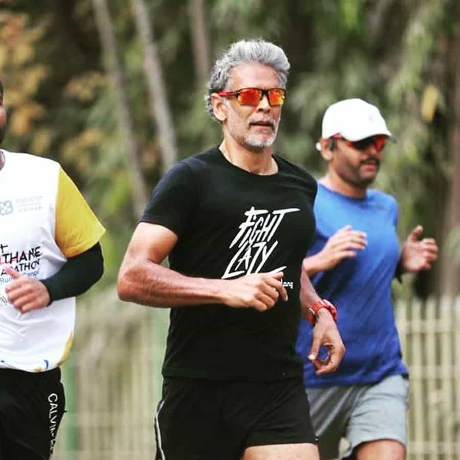 वयाची पन्नाशी ओलांडल्यानंतरही अभिनेता आणि मॉडेल मिलिंद सोमण (Milind Soman) हा एकदम फिट आहे. मिलिंद सोमणसारखं तुम्हालाही फिट राहायचं असेल तर त्याचा सहजसोपा डाएट प्लॅन फॉलो करू शकता. त्याचं हे रुटीन अत्यंत साधंसोपं आणि सहज आत्मसात करण्यासारखं आहे.