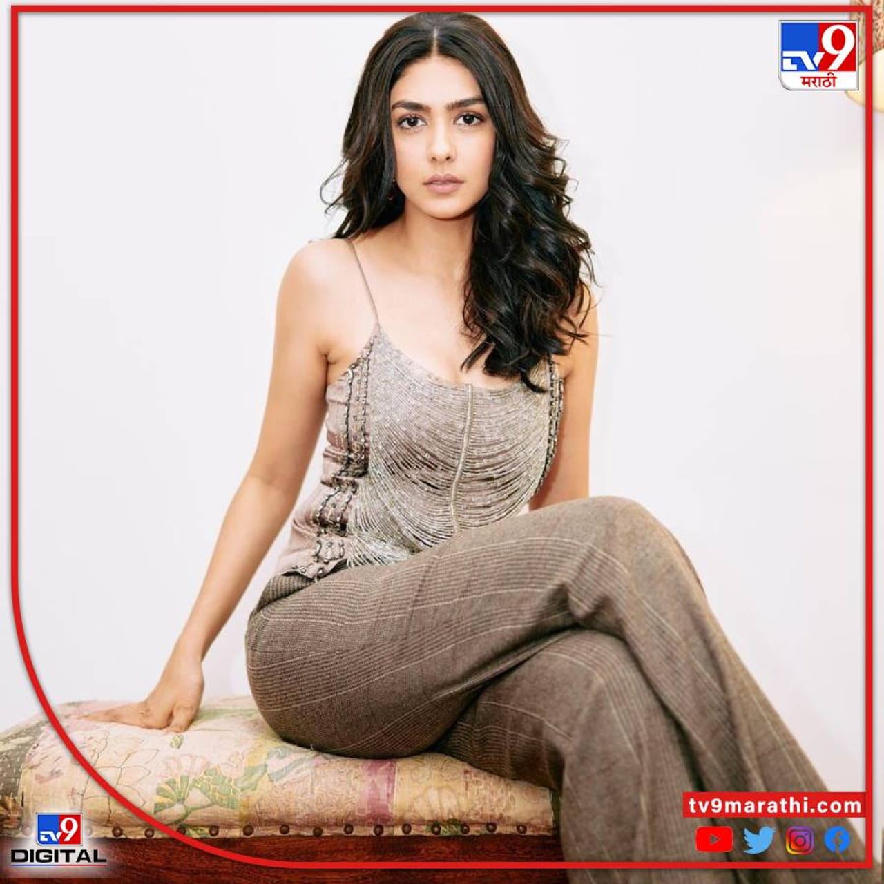 अभिनेत्री मृणाल ठाकूर सोशल मीडियात कायम सक्रिय असलेली पाहायला मिळते. फोटो, व्हिडीओच्या माध्यमातून कायमा आपल्या चाहत्यांना अपडेट देत असते.