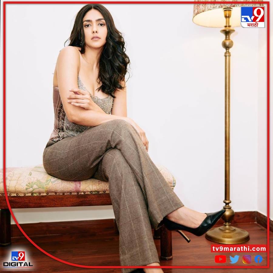 जर्सी चित्रपट दाक्षिणात्य चित्रपट नानी याचा हिंदी रिकेम बनवला आहे. या चित्रपटात मृणाल विद्याच्या भूमिकेत दिसून आली आहे. अत्यंत उत्कृष्ट अशी भूमिका तिने त्यामध्ये निभावली आहे.