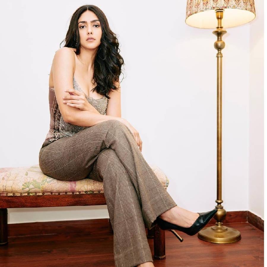 मृणालने आपल्या इंस्टाग्रामवर नुकताचे काही फोटो शेअर केले आहेत. यामध्ये तिने फोटोना स्क्रिनिंग नाईट , गॉट टू बी होली चीक' असे कॅप्शन दिले आहे
कबीर सिंग तुफान यशानंतर शाहिद कपूर जर्सी या सिनेमातून प्रेकक्षकांच्या भेटीला आला आहे , संपूर्ण कुटुंबाने एकत्रित पाहवा असा हा चित्रपट आहे.