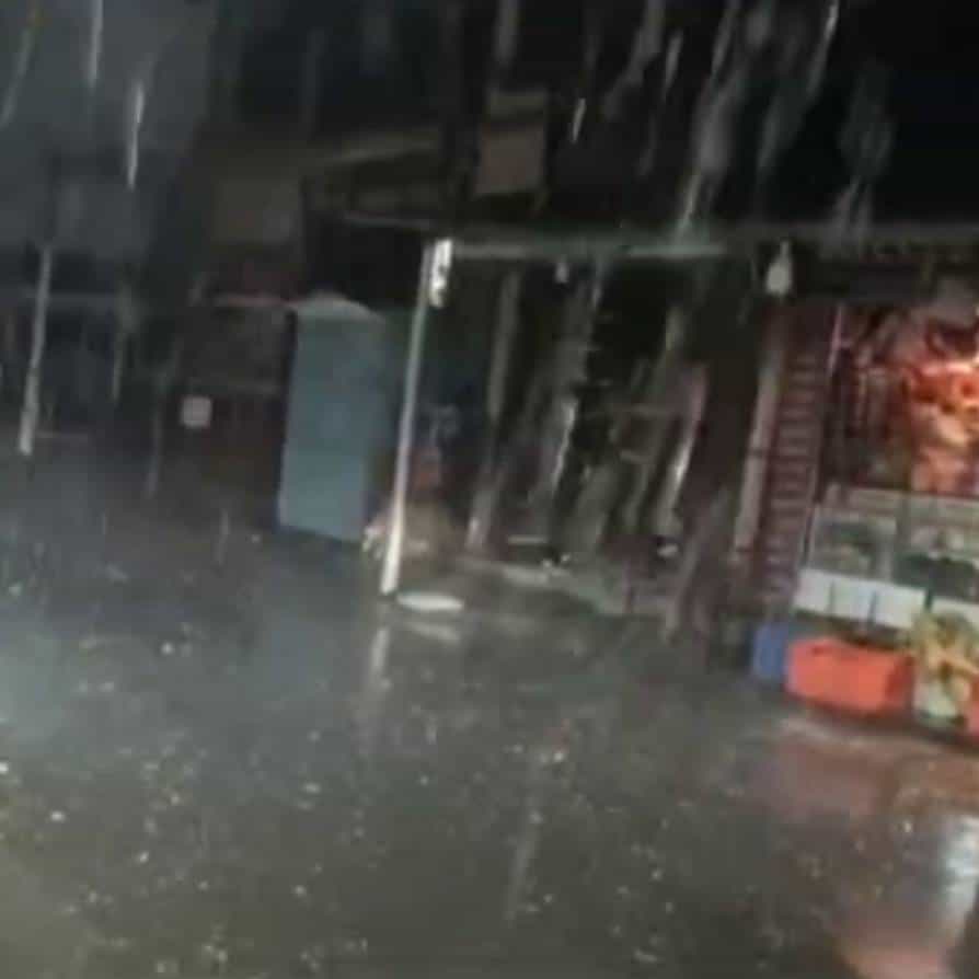 सातारा जिल्ह्यातील प्रसिद्ध पर्यटनस्थळ असलेल्या महाबळेश्वर आणि पाचगणीत तुफान पाऊस झालाय. सोसाट्याच्या वाऱ्यासह यावेळी गारांचा पाऊस महाबळेश्वर आणि पाचगणी भागात नोंदवला गेला.