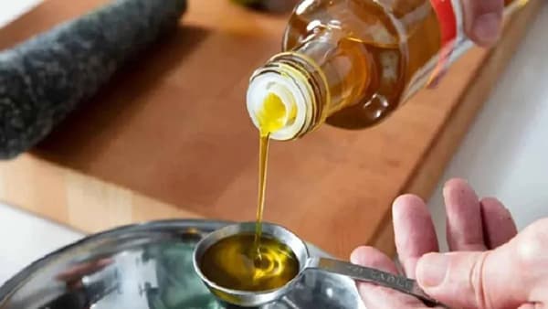 इंडोनेशियाच्या बंदीने इंडियातील फोडणीला महागाईचा तडका, पामतेल निर्यातीवर बंदी घातल्याने खाद्यतेलाच्या किंमती भडकणार
