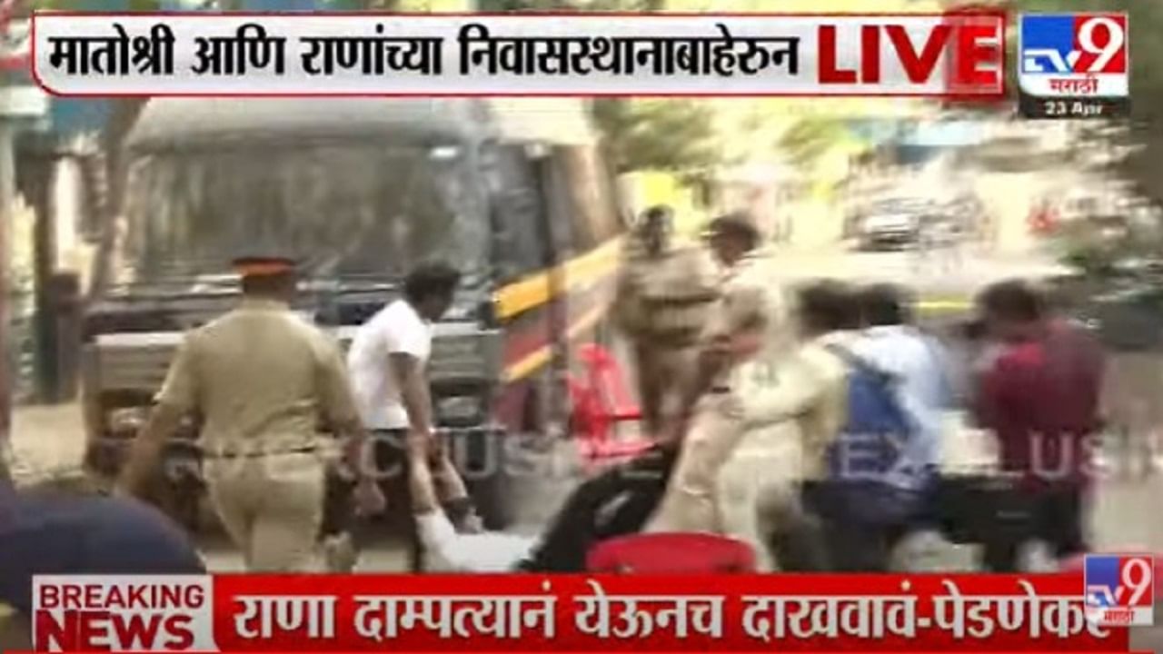 Rana vs Thackeray : शिवसैनिक रवी राणांच्या इमारतीत घुसले! 'आम्ही त्यांना सोडणार नाय' शिवसैनिक आक्रमक Rana vs Thackeray : शिवसैनिक रवी राणांच्या इमारतीत घुसले! 'आम्ही त्यांना सोडणार नाय' शिवसैनिक आक्रमक