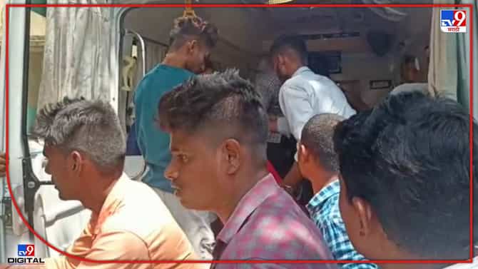 Nashik Accident : बुलडाणा, बीडनंतर आता नाशकात भीषण अपघात! वऱ्हाड्यांनी भरलेला टेम्पो उलटला, 13 जण जखमी