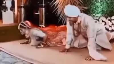 Video : भरमंडपात नवरा-नवरीमध्ये रंगली पुशअप स्पर्धा, नेटकरी म्हणतात, हेच बघायचं राहिलं होतं!