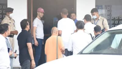 Will Smith In Mumbai : ऑस्कर पुरस्कारामध्ये कानाखाली लगावल्यानंतर विल स्मिथ मुंबई विमातळावर दिसला, सोबत असलेले हे साधू नेमके कोण?