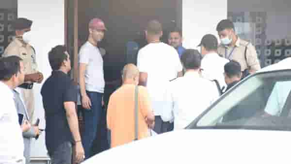 Will Smith In Mumbai : ऑस्कर पुरस्कारामध्ये कानाखाली लगावल्यानंतर विल स्मिथ मुंबई विमातळावर दिसला, सोबत असलेले हे साधू नेमके कोण?