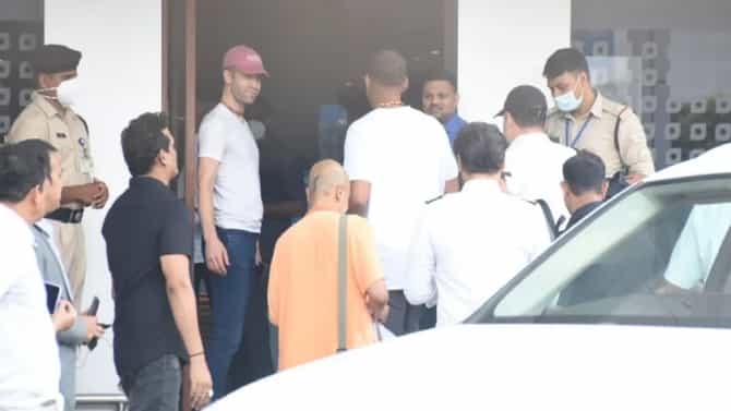 Will Smith In Mumbai : ऑस्कर पुरस्कारामध्ये कानाखाली लगावल्यानंतर विल स्मिथ मुंबई विमातळावर दिसला, सोबत असलेले हे साधू नेमके कोण?