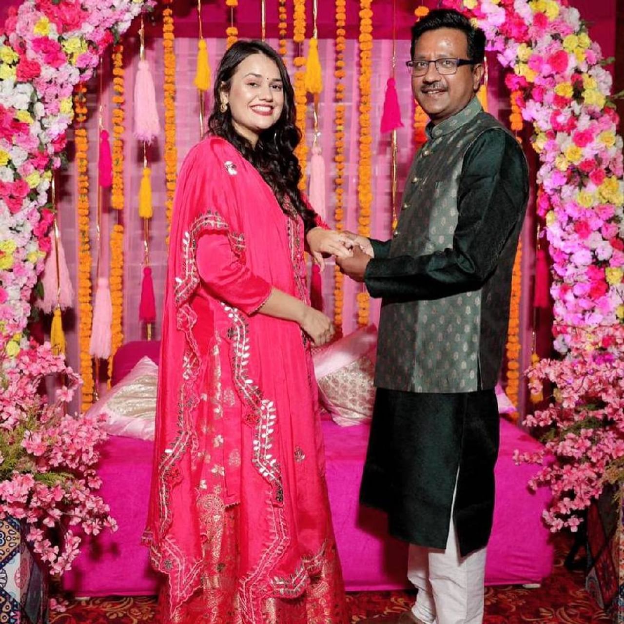 रियाने पहिल्या पोस्टमध्ये  टीना डाबी आणि प्रदीप गावंडे एकमेकांना अंगठी  घालतानाचे  फोटो  शेअर केले आहेत . या पोस्टला  हार्ट व  रिंगची  इमोजी व  ताराखेचे कॅप्शन दिले आहे.